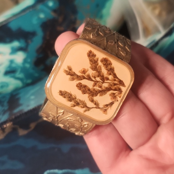 Mainly clip earings - Picture 3 of 16